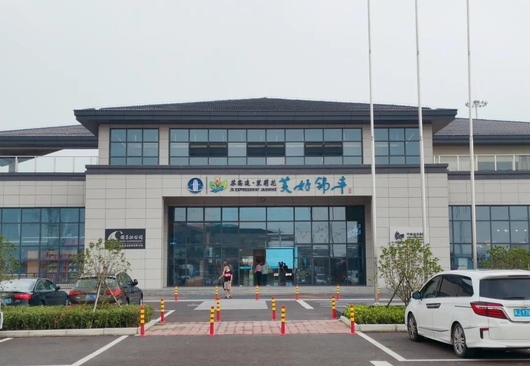 通锡高速锦丰服务区，室内外温差巨大！一份炒韭菜卖15元，这价格合理吗？



烈