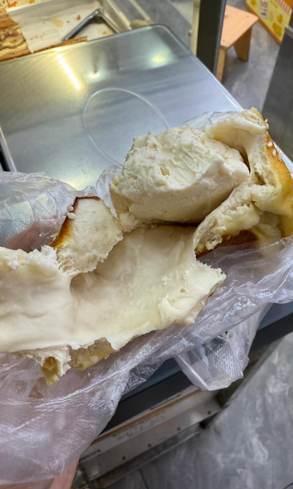 吃到生面包怎么办啊，太怂了不敢找商家商家说是熟的，让我赶紧走人