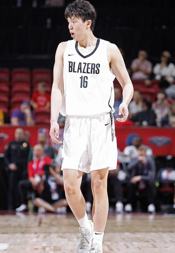 开局失误有点多！杨瀚森首节2分2板2助3失误 正负值+1

07月18日，NBA