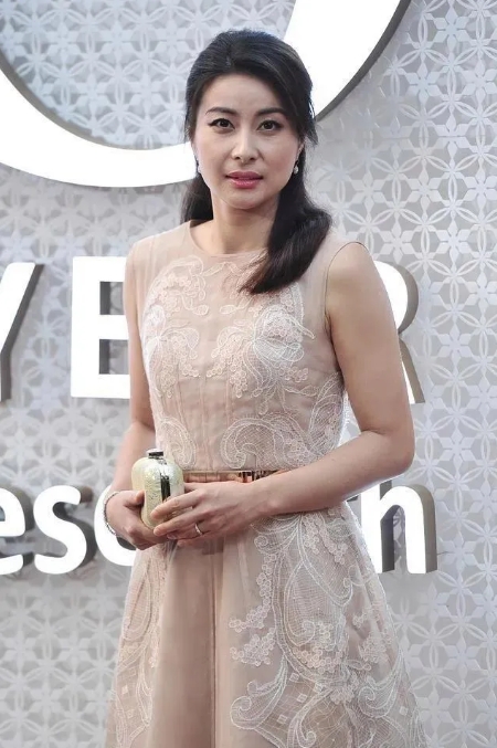 田亮和郭晶晶曾是跳水队的金童玉女，本以为他们会顺理成章走到最后，谁能想到霍启刚半