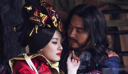 公元前272年，芈月杀死了义渠王。义渠王满身伤痕倒在芈月怀里，艰难开口：看在你我