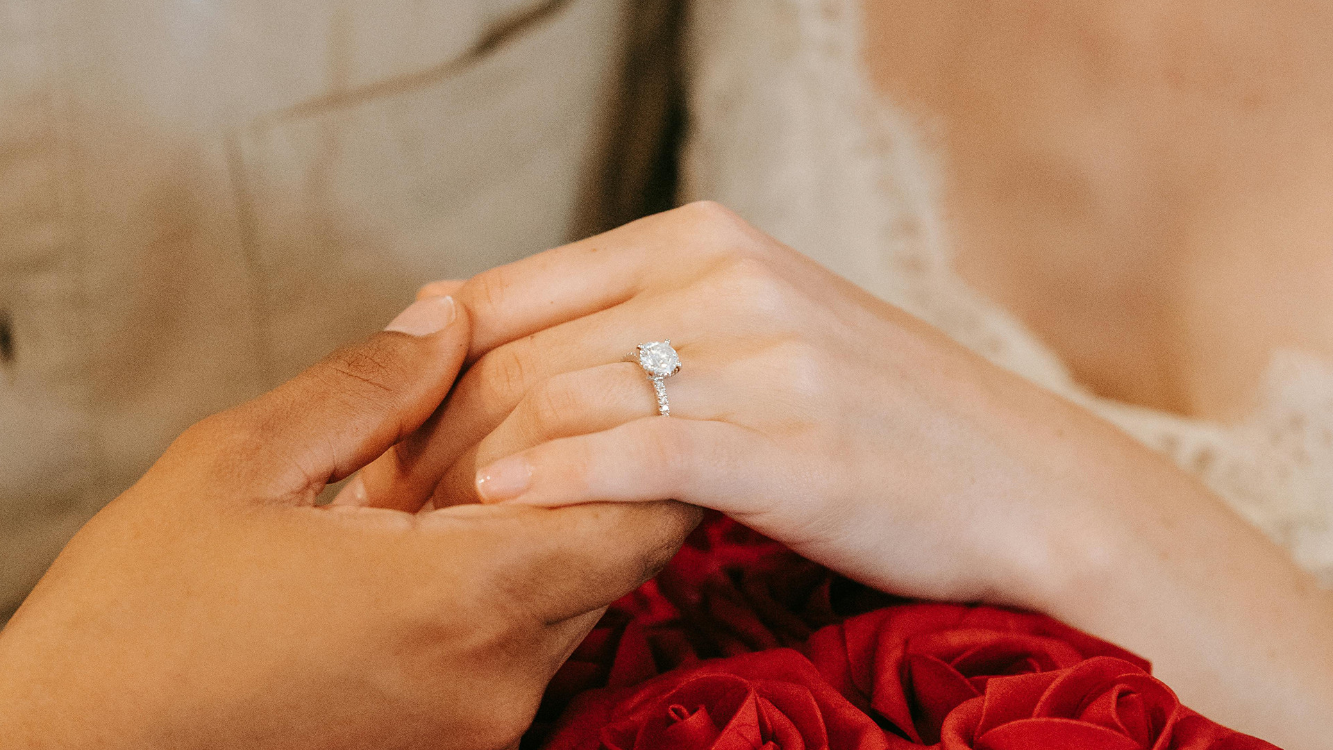 订婚戒指纠结症犯了？定制还是直接买现成的？