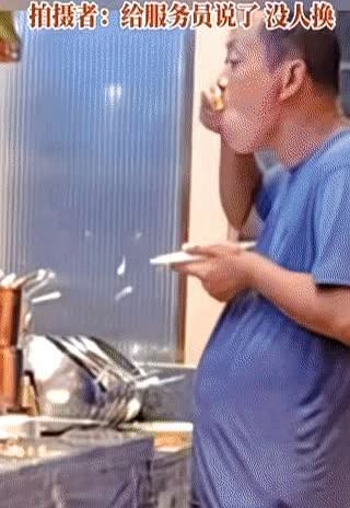 网友去吃自助，起身准备去打调料的时候无意看到一个男子拿着舔过的勺子在自助蘸料台挖