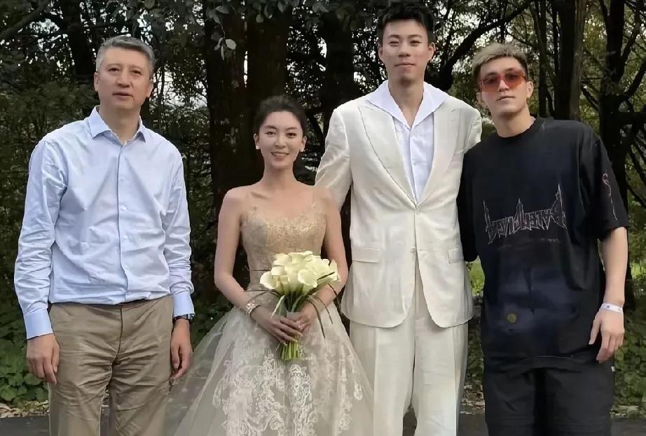 张镇麟完成人生大事，郭艾伦到场！
近日，张镇麟完成了自己的人生大事，圆满的完成了