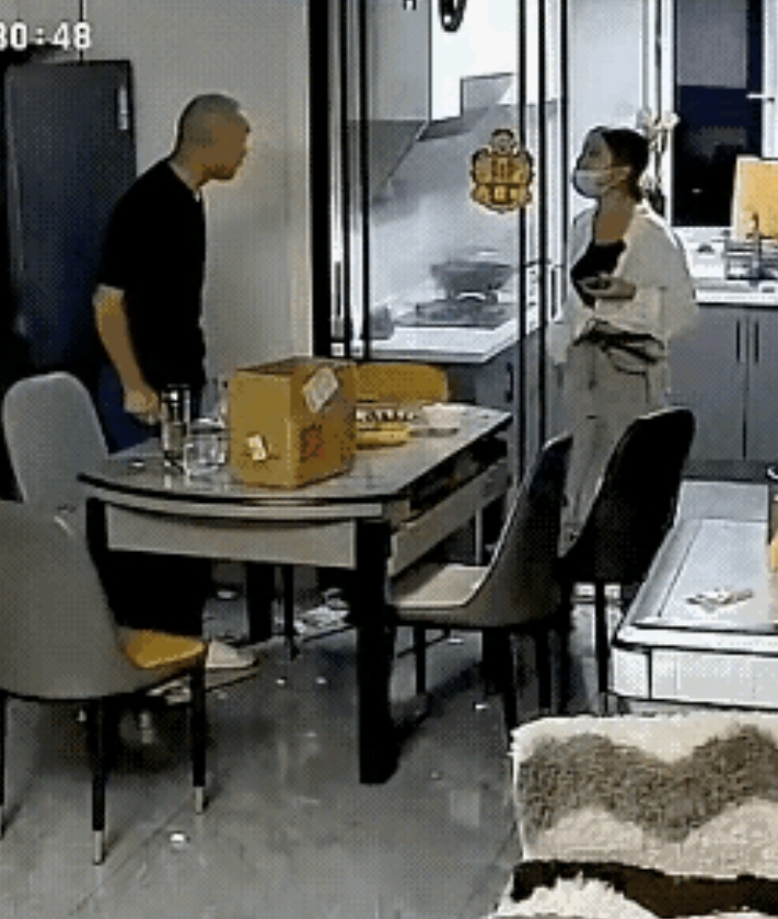 我看是儿媳妇的问题：
1.老公公正吃饭呢，儿媳妇就在饭桌旁一边教训孩子，一边摔摔