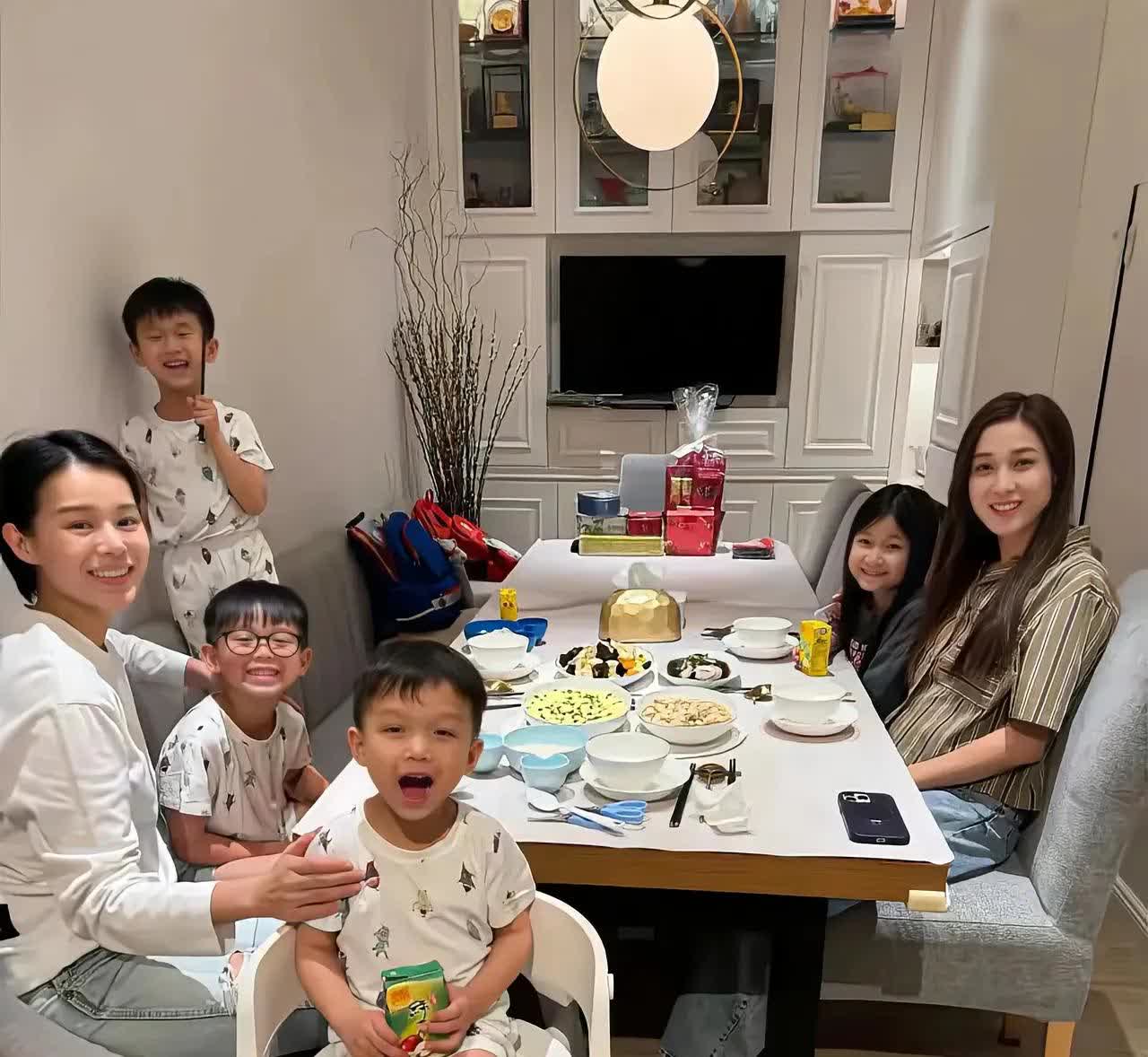 钟嘉欣携女儿去胡杏儿家吃饭，她和李乘德身价上百亿，住的房子没有想象中那么奢华，都