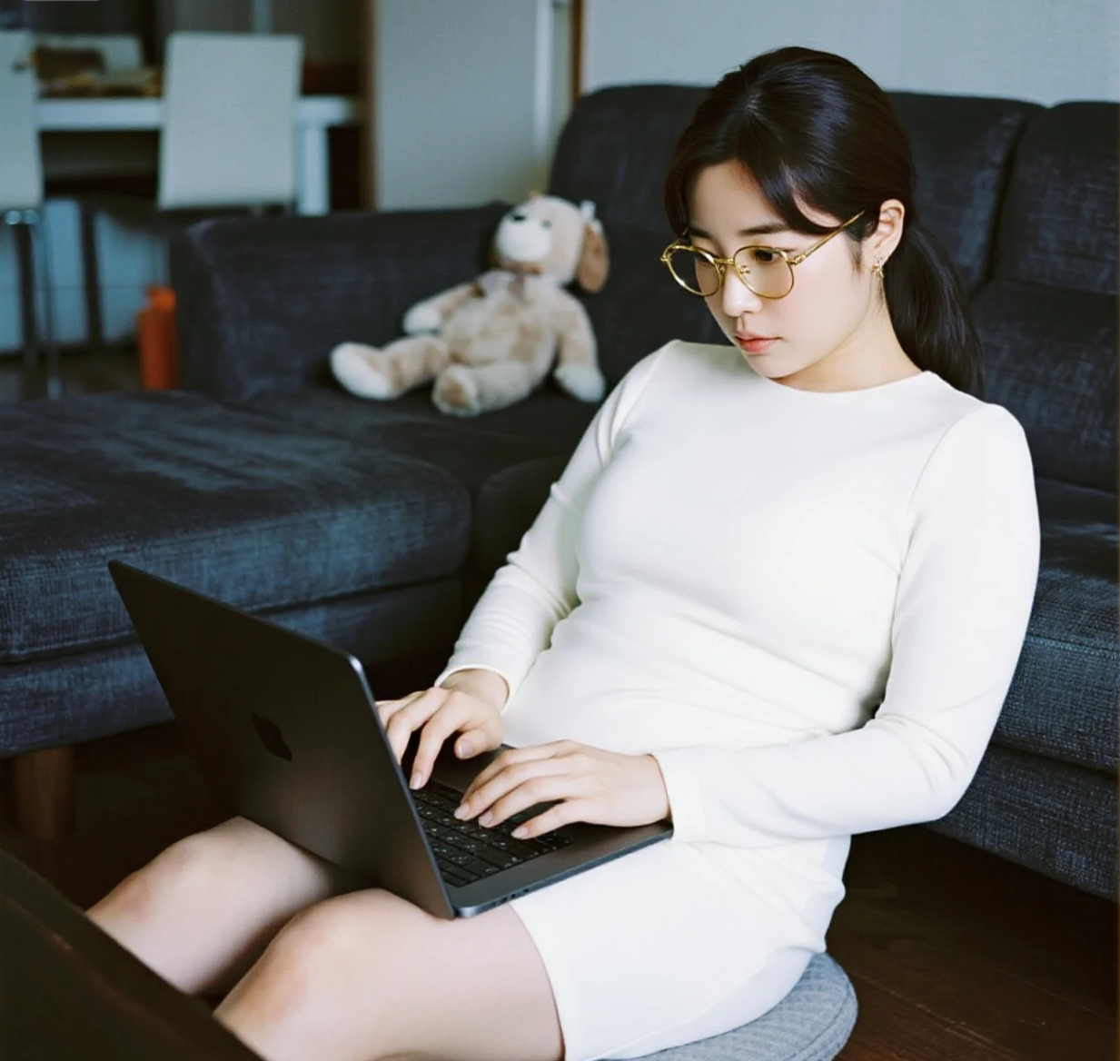 居家美学：简约客厅里，清纯小姐姐的日常一隅