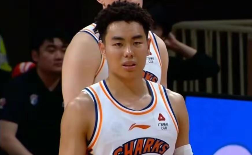 上海男篮休赛期俱乐部再一次优化，一五号位国内球员必须补强，最好各补充优秀两名合适