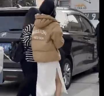 陈都灵穿着那么高的细跟尖头高跟鞋被穿着运动鞋的经纪人拉着走那么快