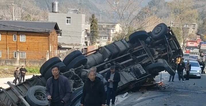 这是日产什么车？骐达还是轩逸！
直接将大货车干翻车了，真是厉害。【来自懂车帝车