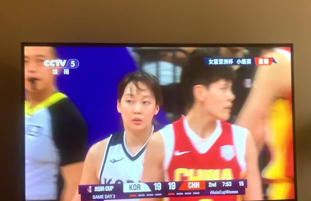 身高碾压，篮板却差点被韩国队抢疯了。
这球到底是怎么赢下来的？
上半场，对面小个