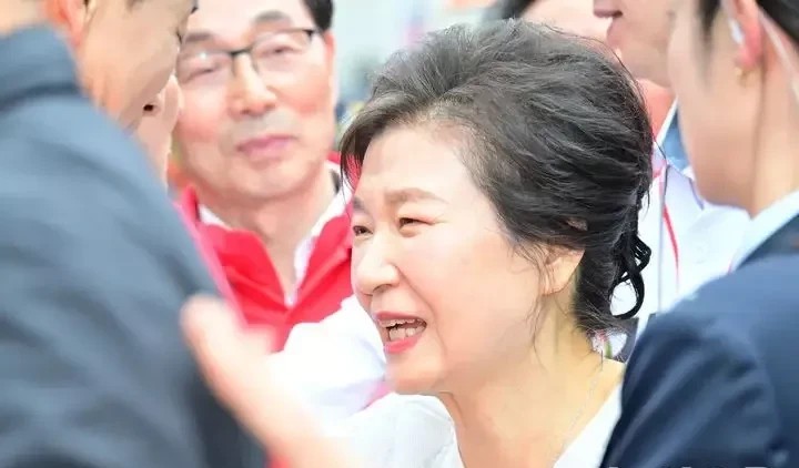朴槿惠出了一口恶气！
尹锡悦是彻底的栽了，不会再有出头之日，他被打入囚牢，很可能