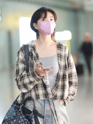 万茜成都出发：棕色格纹衬衫下的随性之美
