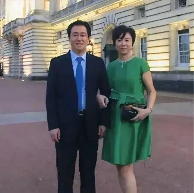 下图左侧就是著名的开发商恒大的许家印，许家印的前期在国外过得是很潇洒，两个人是1