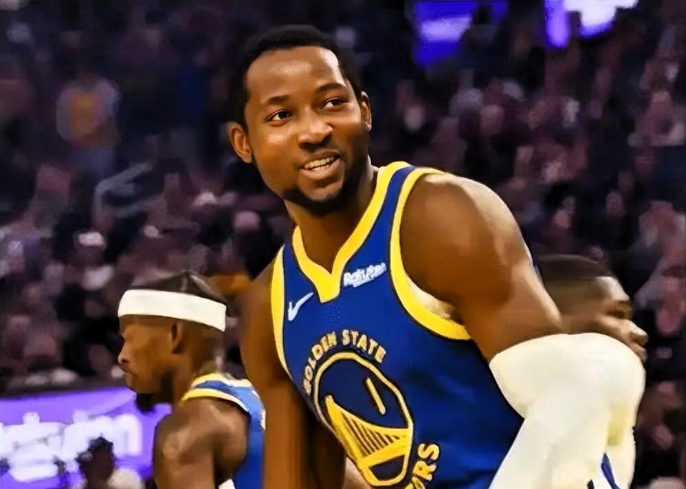 勇士天才锋线库明加开始炸伤了！
根据据记者Anthony Vslater报道，库