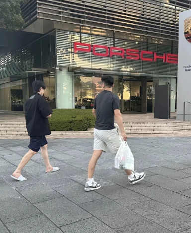 办好入住，都找地方觅食去了。
王楚钦和小牛出去了，楚钦把他lv的鞋换下来了，穿拖