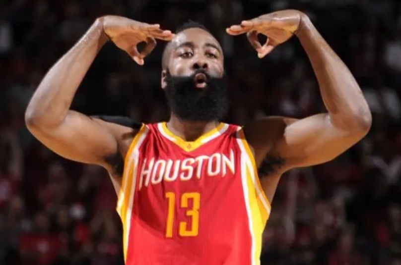 杰伦格林最近两场比赛的表现不佳，甚至在前面火箭队战胜鹈鹕的比赛里，杰伦格林全场比