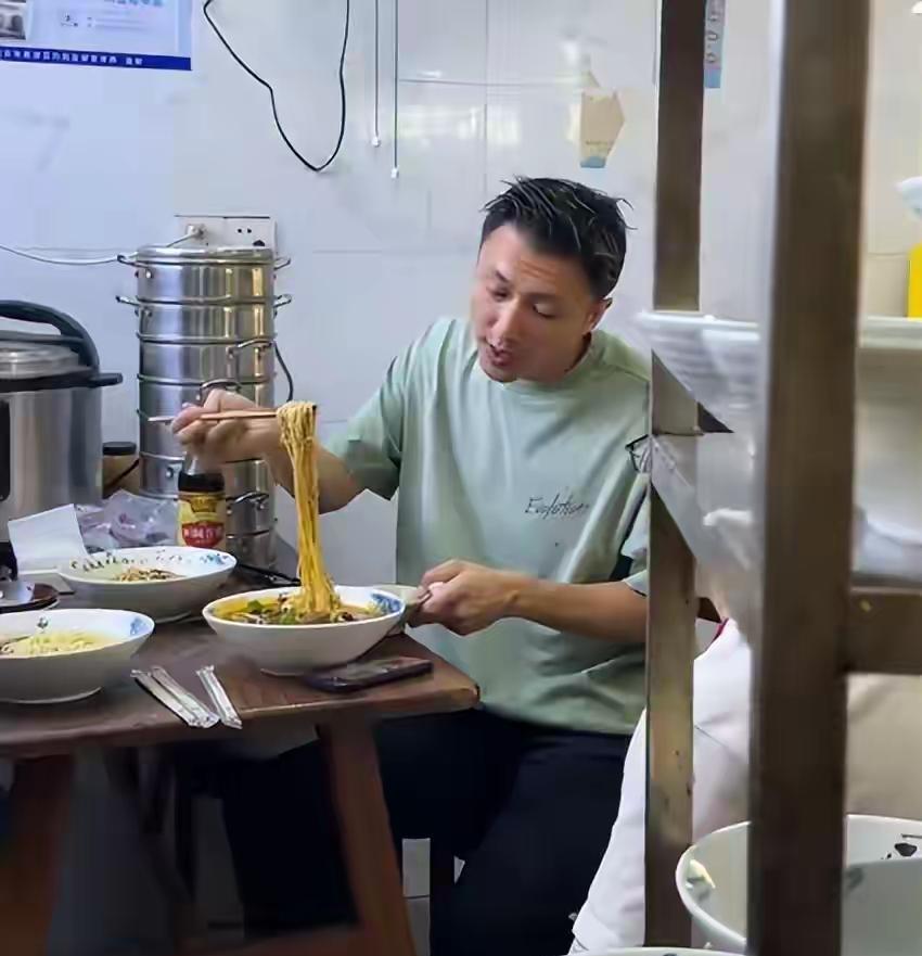 这下出名了！
不仅重庆人知道了，全国人民都知道了，
原来谢霆锋喜欢吃重庆小面！