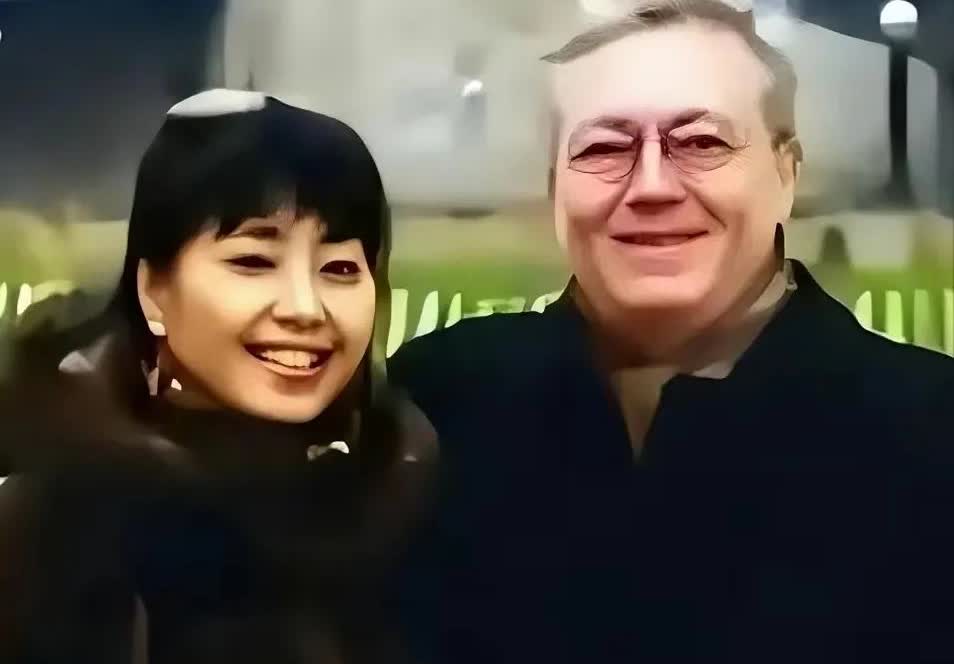 殷秀梅，她不仅是一位歌唱家，她的跨国婚姻伴侣，一个歌唱家和数学家的恋爱，也成了人