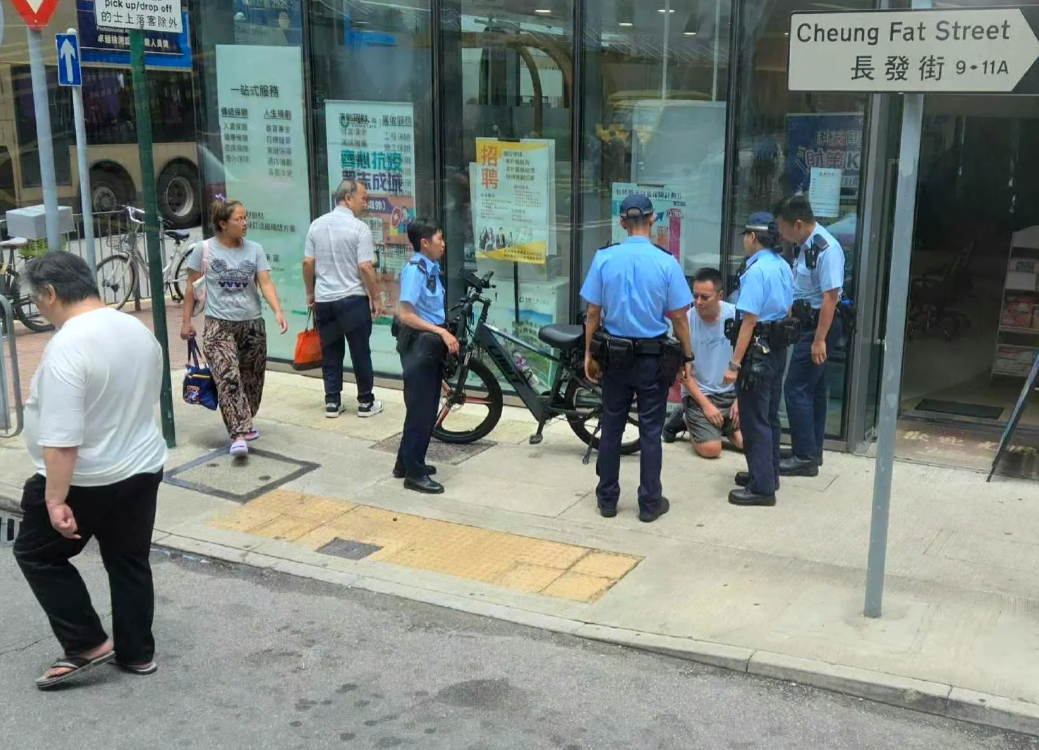 香港警察也是查电动车的，而且不管戴不戴头盔都要查，查到了之后就要罚款5000港元