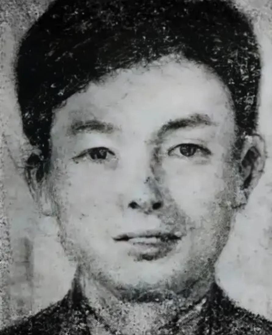 1930年，地下党员傅有智被捕，敌人把他带到海滩，连开5枪，谁都以为他死定了。谁