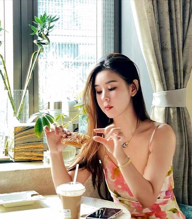38岁生过娃还这么嫩？
李小萌这状态简直逆天了！
最近刷到她的近照差点没认出来，