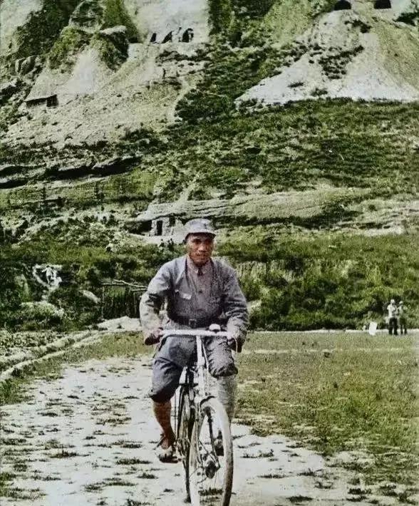 1938年，延安，田间小路上，朱老总骑着一辆自行车匆忙赶路，留影！他是人民军队的