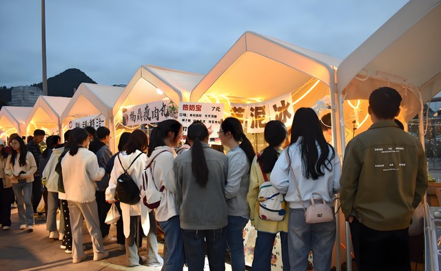 复旦研究生摆摊卖土豆: 一天赚700元, 摊位前爆火, 根本忙不过来