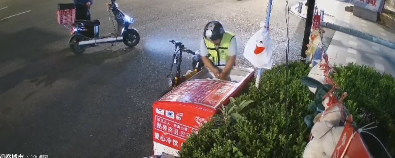 一男子连续四天“盗窃”爱心冰箱，用兜子装爱心水，一外卖小哥问，一次拿走那么多干嘛