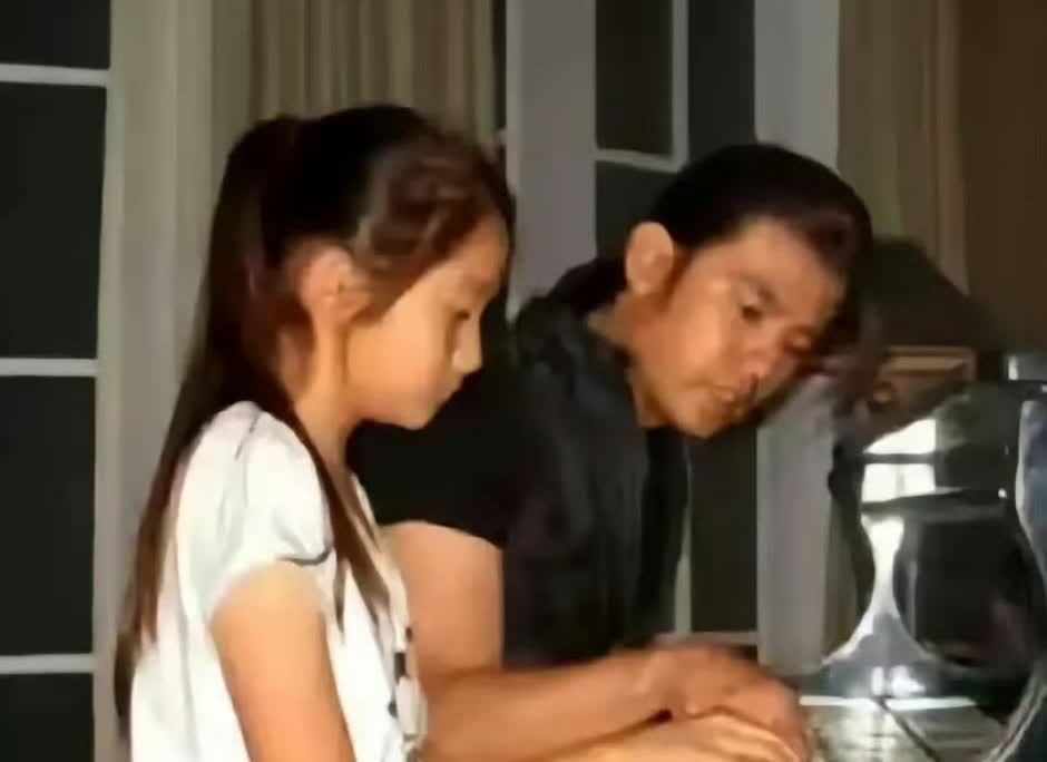 关晓彤有多牛？
从小的钢琴私教竟然是周杰伦，演绎世家，从小就认识张艺谋！
