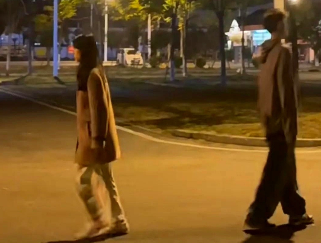 夫妻俩离完婚出来，丈夫说：