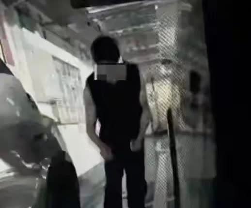 因为停车位问题，夜里洒钉子，方法不可取，有理也说不清了！
广西南宁微信群的视显