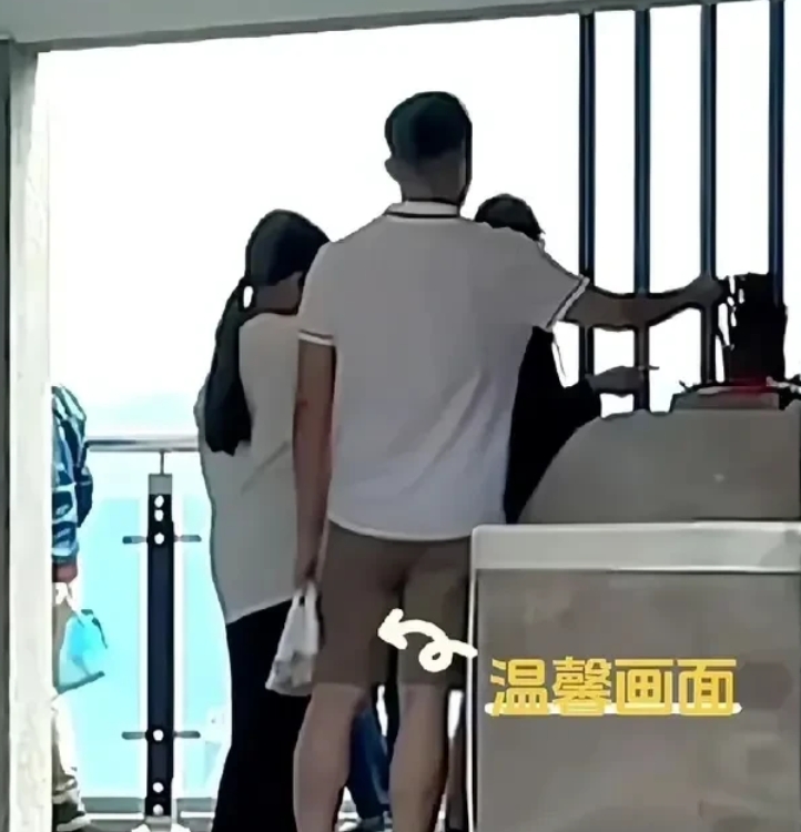二月二，张兰和闺蜜们欢聚一堂，把酒言欢。瞧她那仰天一笑，满是苦尽甘来的畅快感，淋