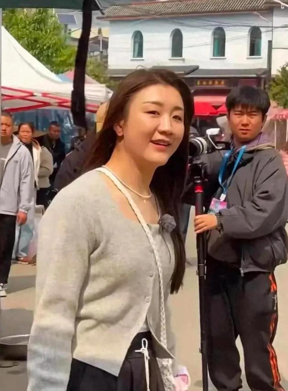 陈梦街上被偶遇，虽衣着时尚，长发披肩，皮肤紧致，但过于珠圆玉润，颇显老气，已有了