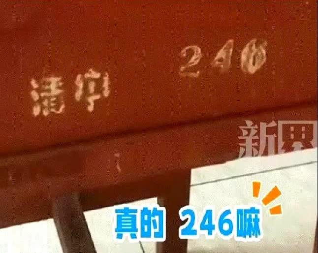 江苏淮安一男子在学校附近租房陪读儿子，

打扫卫生时意外发现33年前自己用的