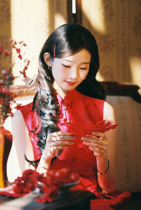 张艺凡的中式红色穿搭，她穿什么都挺好看的！