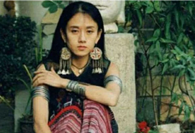 当年，金星开玩笑问杨丽萍：“我很好奇，你指甲那么长，上厕所怎么办？”杨丽萍笑了笑