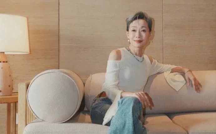 我想过叶童会生气，

也想过她会怪罪安保人员，

但万万没想到的是，她竟