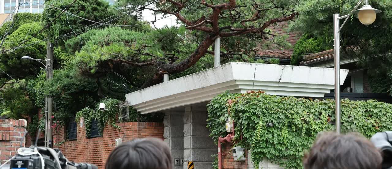 快讯：尹锡悦夫人金建希弊案关键证人“乾津法师”佛堂被搜查取证。15日，负责金建希