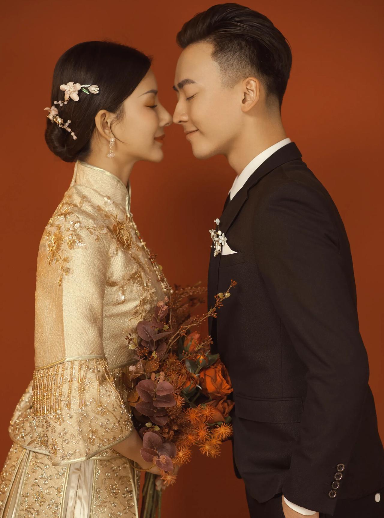 63岁的吴琼与48岁丈夫相拥在镜头前，婚纱照里满是时光酿就的温柔。她眉眼间的从容