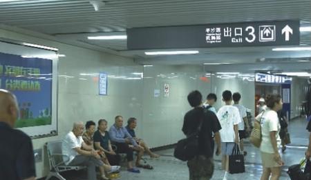 炎炎夏日，可不可以到城市公共场所蹭凉？
我想，可以的，但是一定不要过分，要有替别