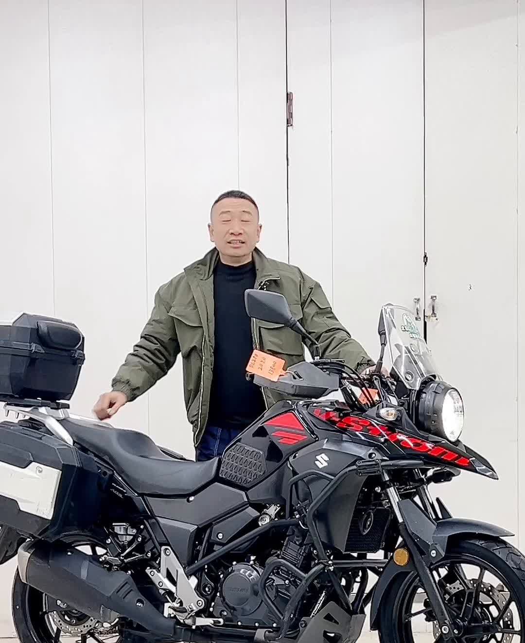 铃木DL250。
铃木的DL250，这个车非常多，十来台二零年的车，原车轮胎发