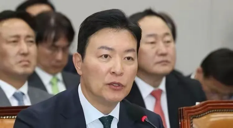 韩国原总统尹锡悦这时候不断地失去他的左右臂。
此时，原总统警卫处次长金承勋正面临