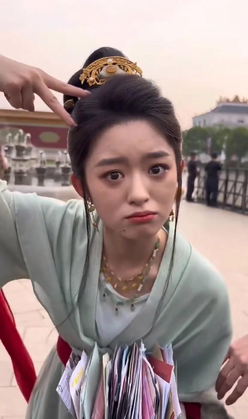 耳环妹妹热搜全没了！
不知道说什么[微笑]

 
