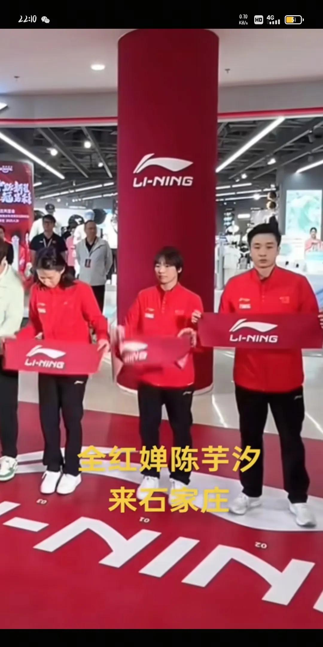 全红婵、陈芋汐、曹缘三人参加李宁裁剪活动。婵宝拿起剪刀认真剪着，但看到一旁的曹缘