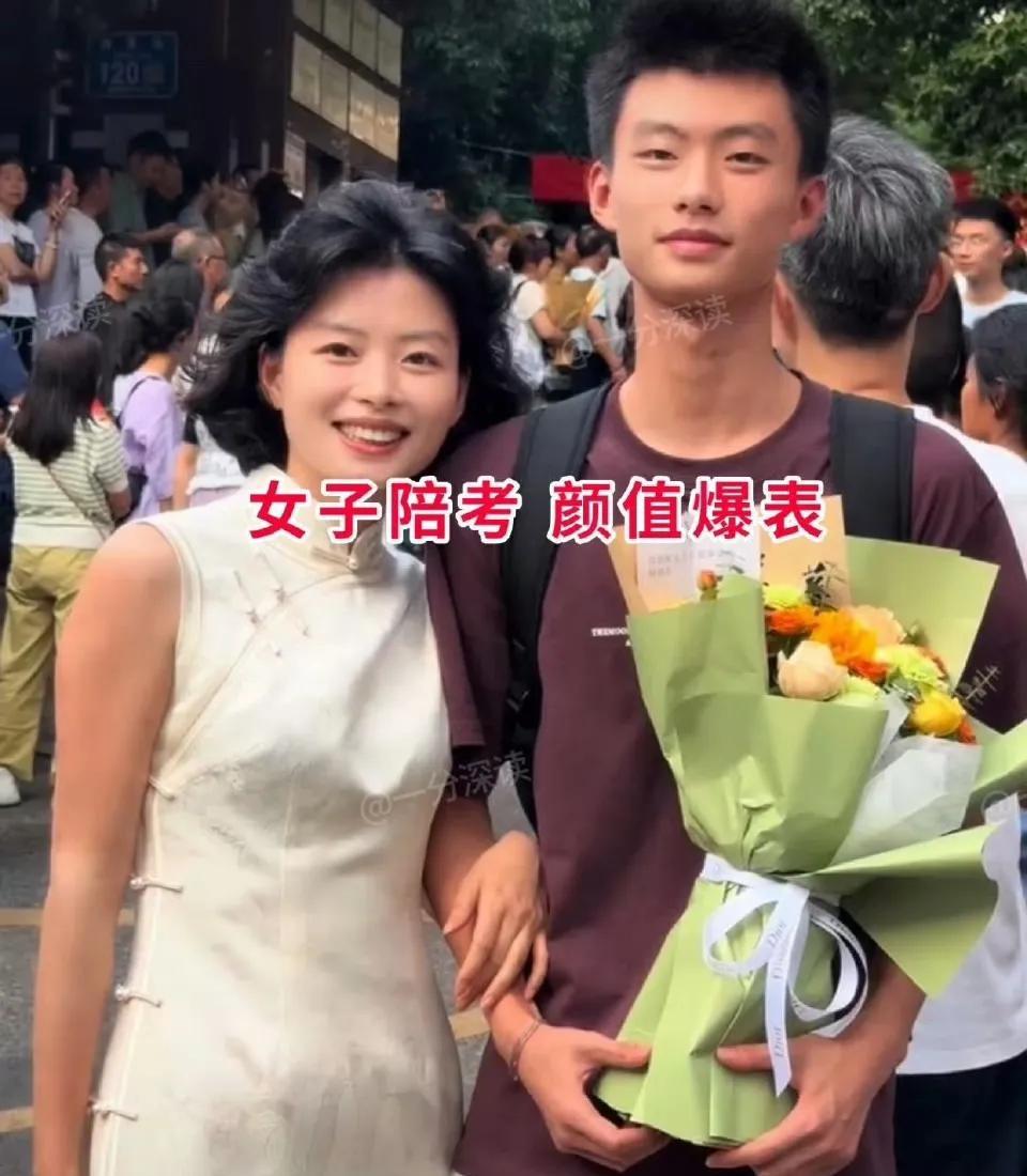 在高考的考场之外，有这样一位35岁的女子，她正静静地陪伴着儿子迎接这场人生的重要