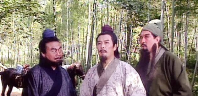 刘备还是比普通人聪明，当年拜访诸葛亮时让张飞关云在外面看马
在东汉末年的动荡时代