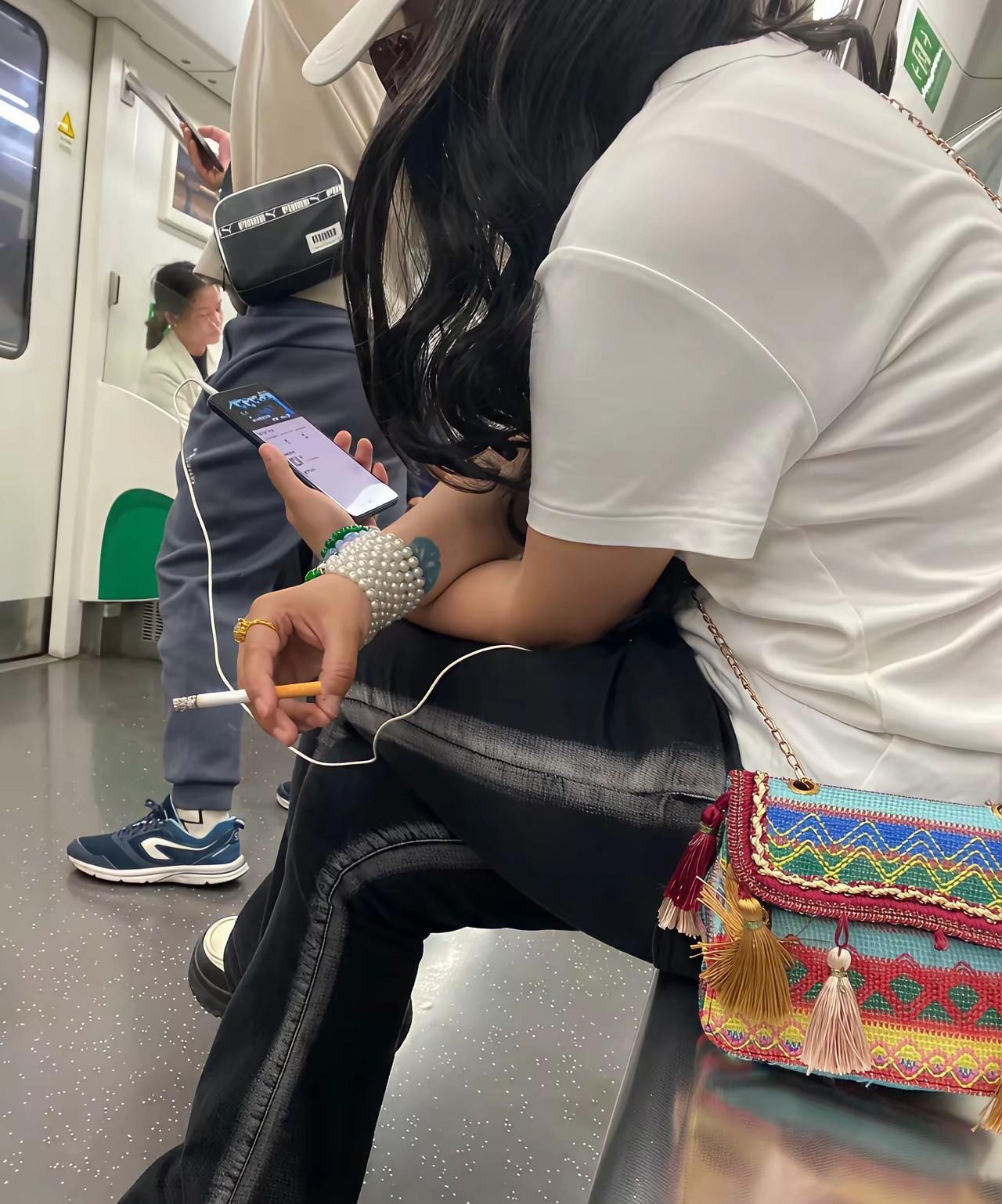 这个真是绝了！地铁上还能抽烟吗？感觉真的是太潇洒了！