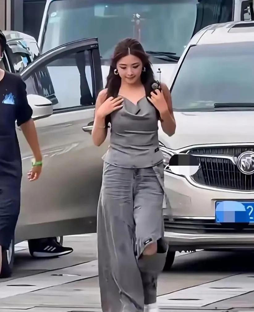 张含韵这才是真实的中年少女的身材，一点形象管理也不做了