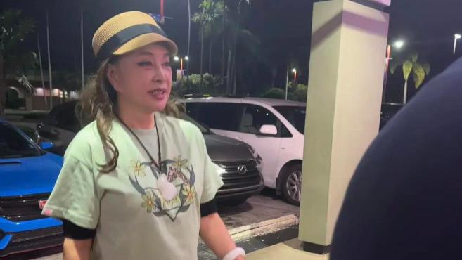 74岁刘晓庆在美国，深夜去餐馆吃宵夜，打扮朴素，一点也不像明星
